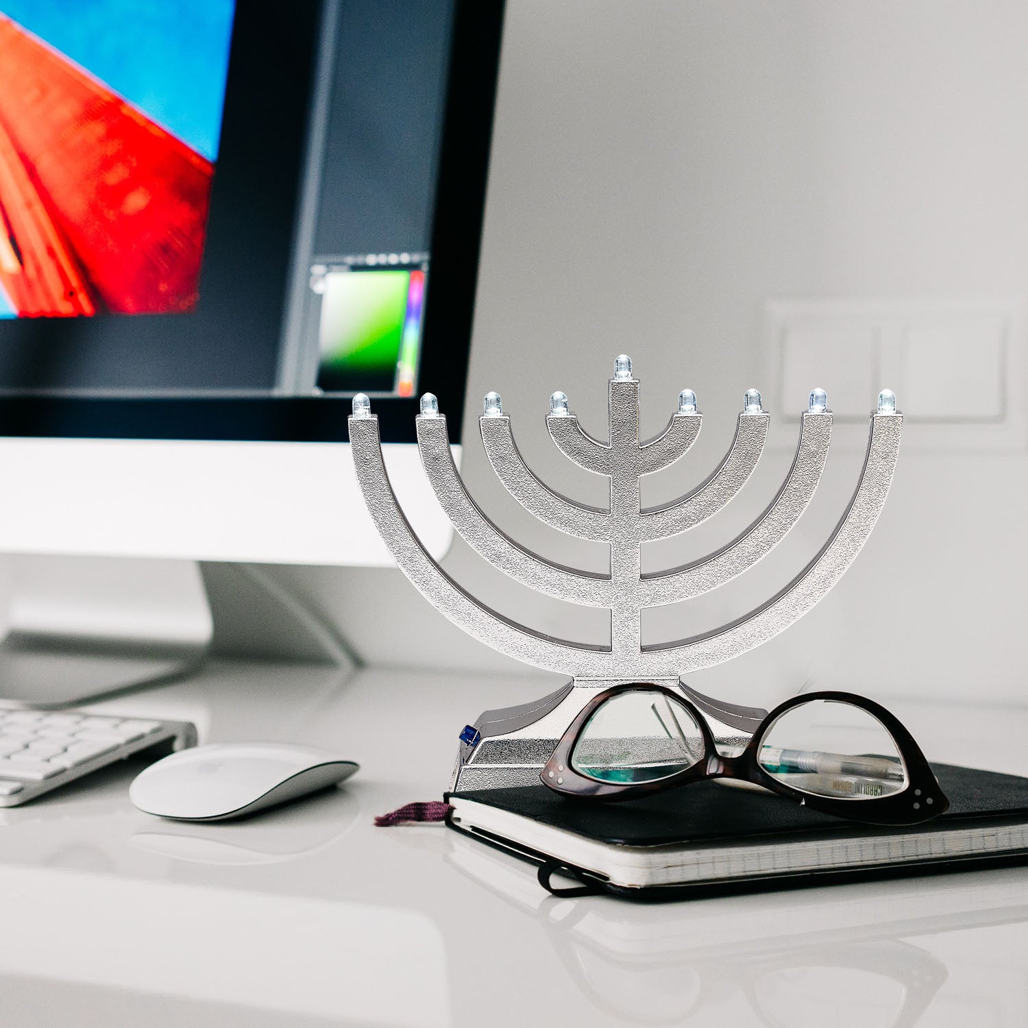 חנוכיית לד קטנה לבנה