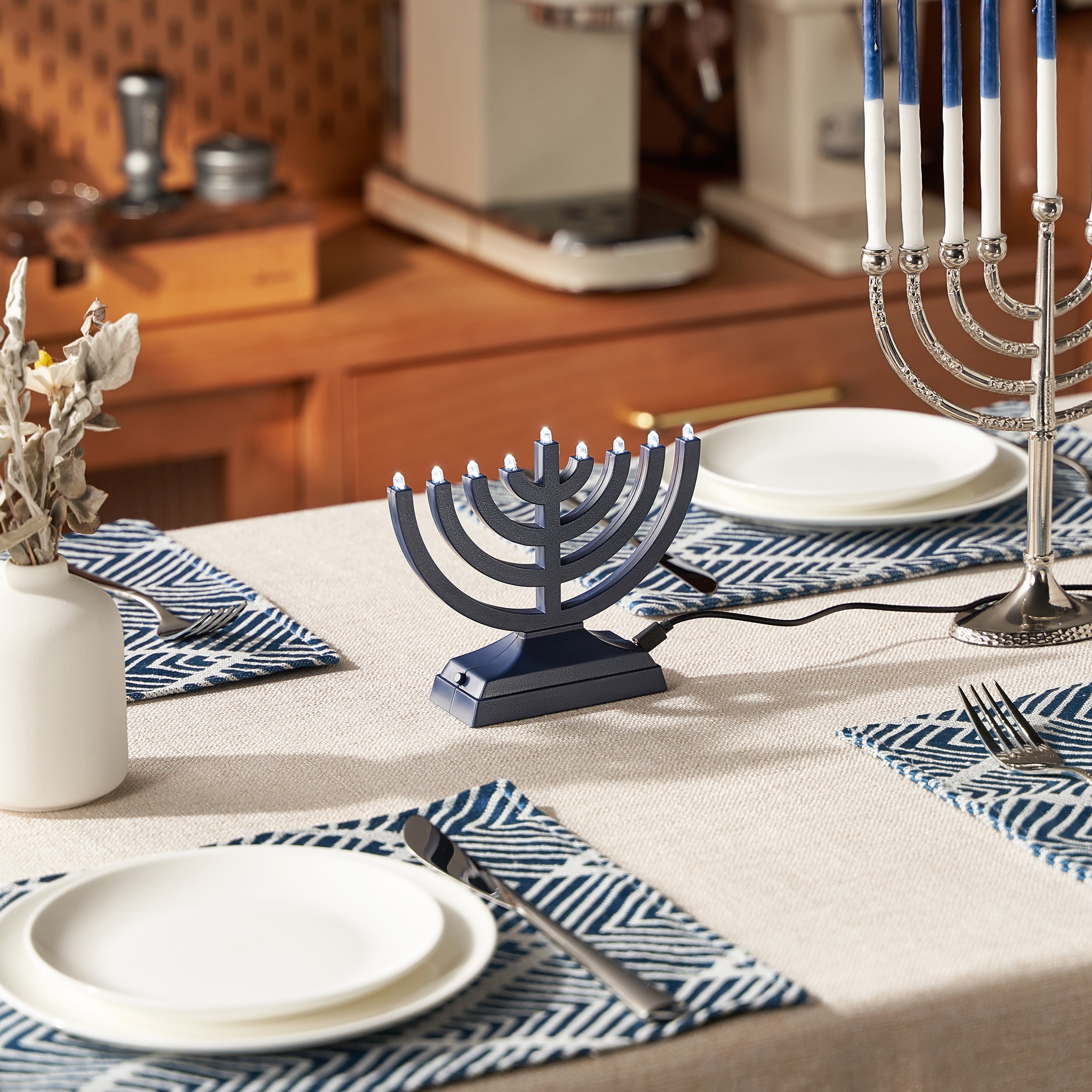 חנוכיית לד קטנה לבנה